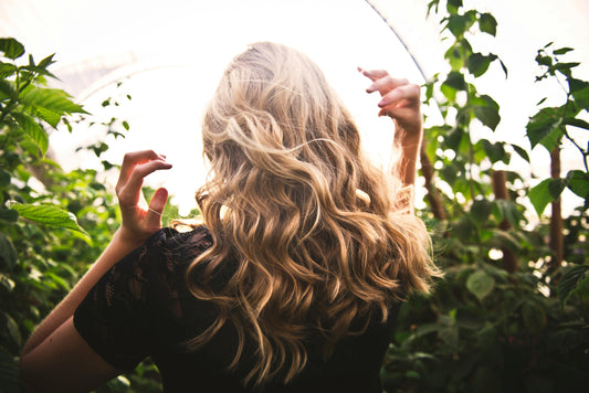 🌿 Les bienfaits du shampoing solide aux plantes pour des cheveux plus forts et plus denses 💚